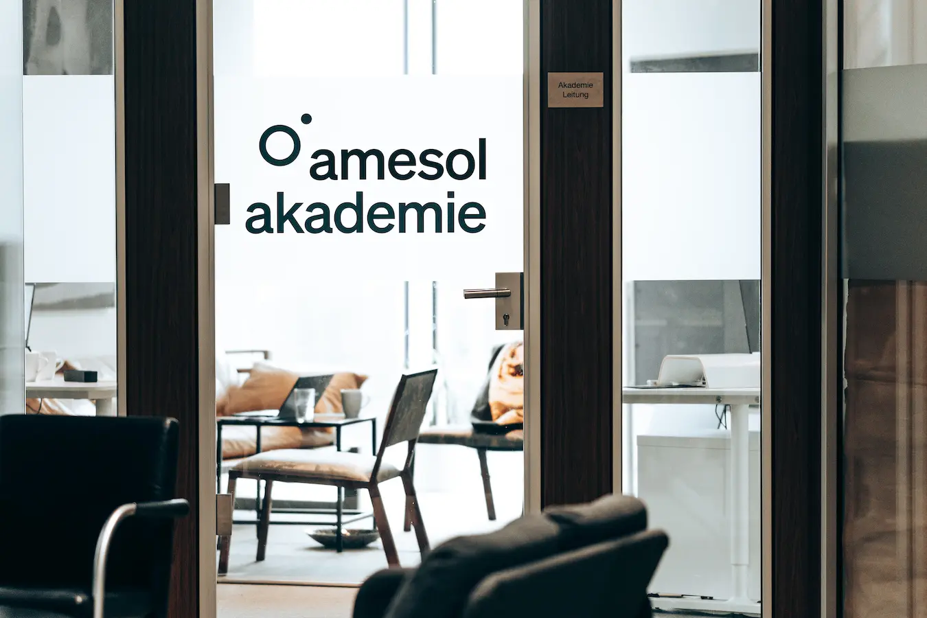 Büro mit Glastür und Schriftzug Amesol Akademie