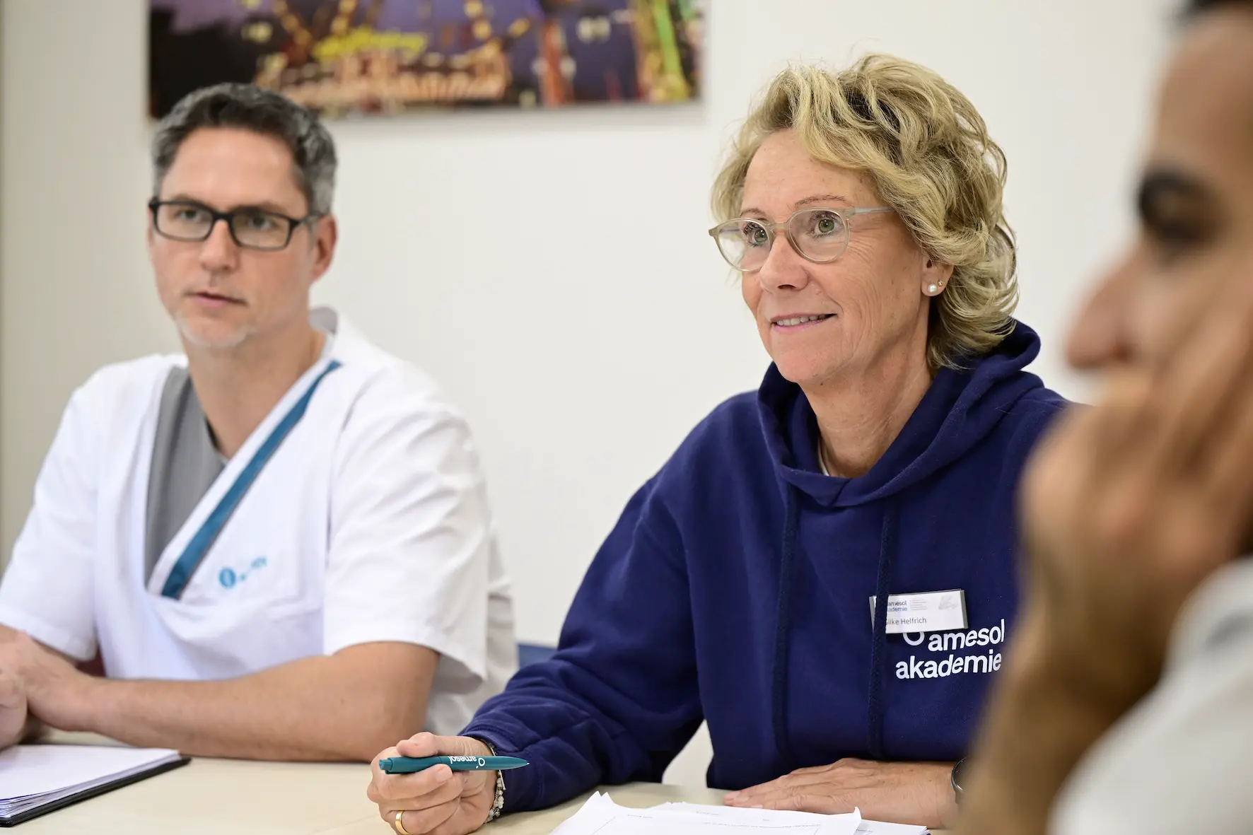 Teilnehmerin schaut zu Amesol Kursleiter im Unterricht